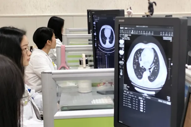 يُحدث الذكاء الاصطناعي ثورةً جذرية في القطاع الطبي (رويترز)