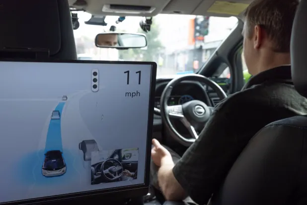 يمكن للمساعدين الصوتيين المدعومين بالذكاء الاصطناعي فهم أوامر السائق والركاب والاستجابة لها (رويترز)