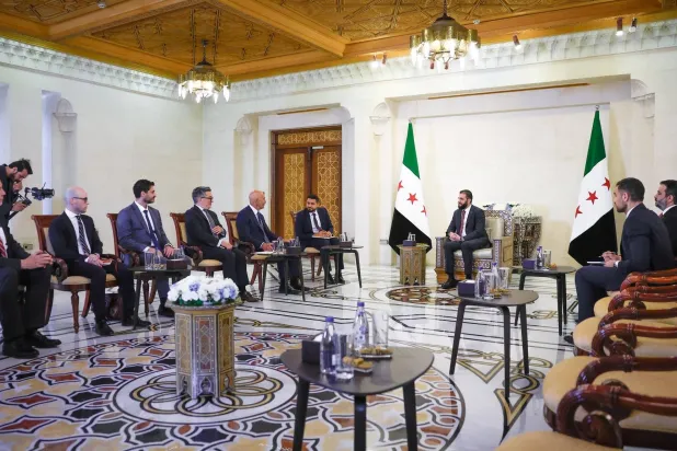 الرئيس الشرع يلتقي المبعوث الخاص للولايات المتحدة الأميركية إلى سوريا (سانا) 