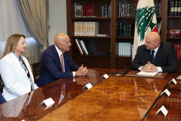 Lübnan Cumhurbaşkanı Joseph Avn, pazartesi günü ABD'nin Ankara Büyükelçisi ve Suriye Özel Temsilcisi Tom Barrack ile bir araya geldi. (Lübnan Cumhurbaşkanlığı)