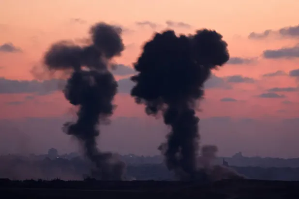 İsrail'in Gazze Şeridi'ne düzenlediği hava saldırılarından dumanlar yükseliyor (Reuters)