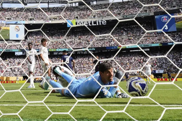 كورتوا تلقت شباكه رباعية مؤلمة (أ.ب)