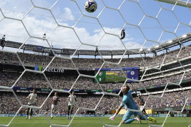 فابيو حارس فلومينينسي ينظر بحسرة للكرة التي سددها جواو بيدرو نجم تشيلسي وهي تسكن شباكه (ا ب)