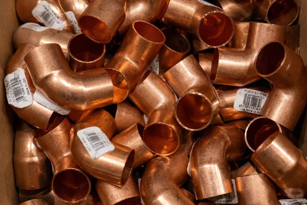 منتجات نحاسية في متجر مخصص لإعادة تأهيل المنازل في نيويورك (أ.ف.ب)