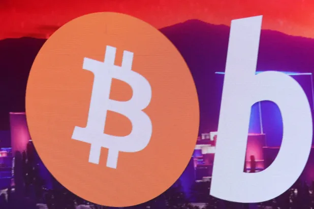 رمز «البتكوين» يظهر قبل كلمة نائب الرئيس الأميركي جي دي فانس في مؤتمر بلاس فيغاس 28 مايو 2025 (رويترز)