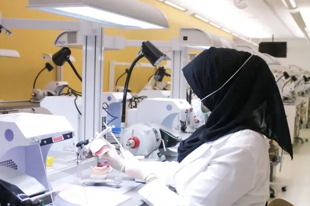 سيدة سعودية تعمل في أحد المختبرات (الشرق الأوسط)