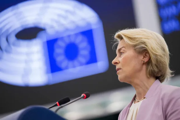 رئيسة المفوضية الأوروبية أورسولا فون دير لاين خلال كلمة أمام البرلمان الأوروبي الخميس (أ.ف.ب)