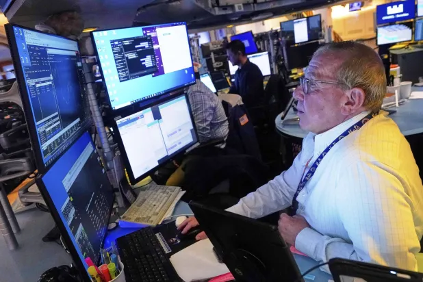 متداول يعمل في بورصة نيويورك (أ.ب)