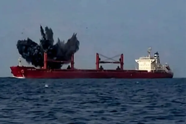 مشهد لانفجارات على متن سفينة الشحن الغارقة «ماجيك سيز» والتي هاجمها الحوثيون (أ.ف.ب)