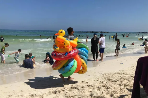 مصريون يستمتعون بإجازتهم الصيفية بالإسكندرية (الشرق الأوسط)