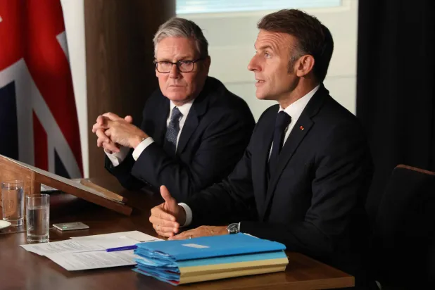 رئيس الوزراء البريطاني كير ستارمر والرئيس الفرنسي إيمانويل ماكرون (أ.ف.ب)