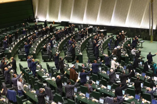 مشرّعون إيرانيون يردّدون هتافات منددة بإسرائيل في جلسة عامة الأسبوع الماضي (موقع البرلمان)