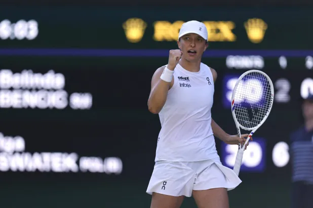 شفيونتيك تحتفل ببلوغها النهائي (رويترز)