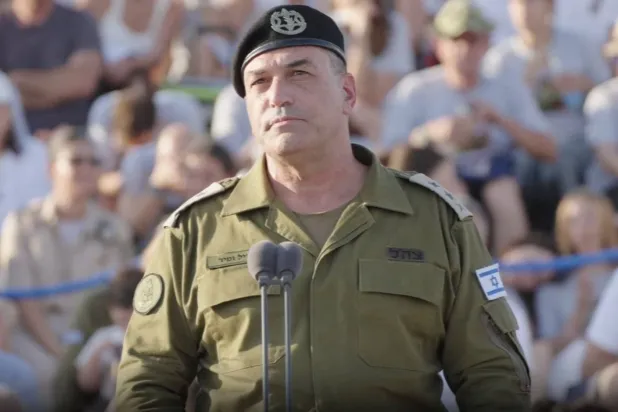 صورة نشرها الجيش الإسرائيلي من خطاب زامير في حفل تخرج الطيارين الخميس