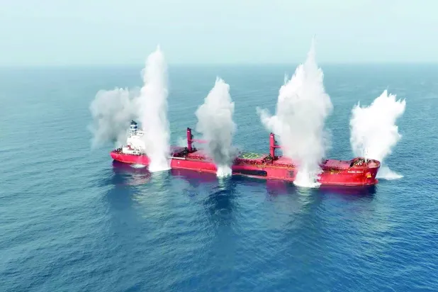 السفينة اليونانية «ماجيك سيز» لحظة تفجيرها من قِبَل الحوثيين في البحر الأحمر (إ.ب.أ)