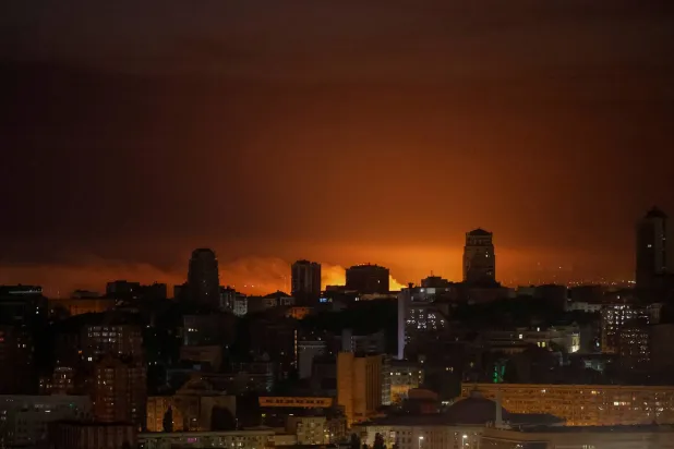 ضوء يلمع في سماء كييف نتيجة انفجار طائرة مُسيرة روسية (رويترز)