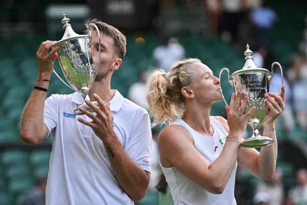 الثنائي البطل لحظة التتويج (أ.ف.ب)