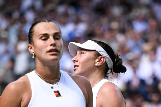 سابالينكا غاضبة من تصرفات منافستها (أ.ف.ب)