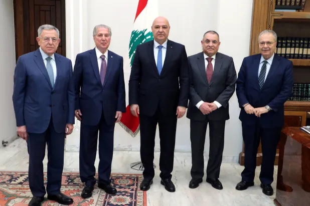 الرئيس اللبناني جوزيف عون مستقبلا وفد مجلس العلاقات العربية والدولية الذي ضم رئيسه محمد الصقر ورئيس الجمهورية السابق امين الجميل ورئيس الحكومة السابق فؤاد السنيورة ونائب رئيس الحكومة الدكتور طارق متري (الرئاسة اللبنانية)