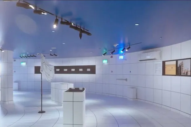 من معرض «السفارة الافتراضية» من تقييم سارة المطلق (واس)