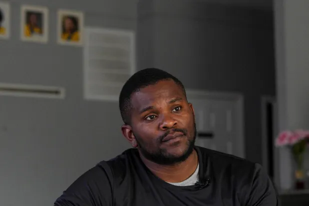 ليندسي إيمي المؤسس المشارك لمركز المساعدة والدعم المجتمعي الهايتي في صورة بسبرينغفيلد في أوهايو بالولايات المتحدة 2 يوليو 2025 (رويترز)