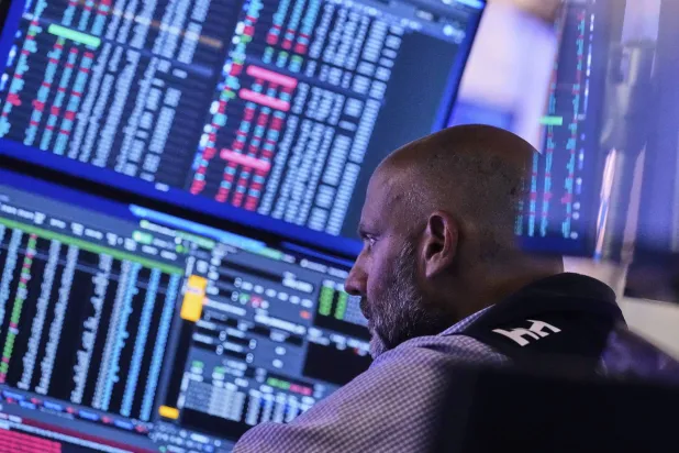 متداول يعمل في بورصة نيويورك (أ.ب)