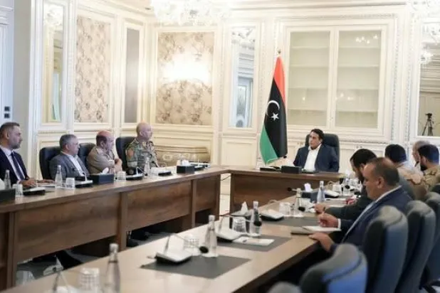 المنفي مجتمعا مع لجنتي «الهدنة» و«الترتيبات الأمنية والعسكرية» في طرابلس (المجلس الرئاسي الليبي)