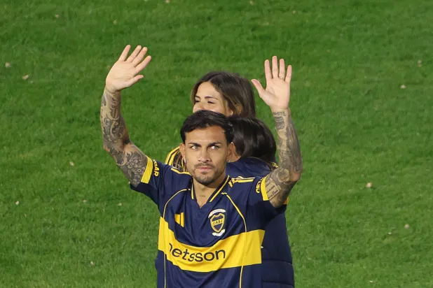 الأرجنتيني لياندرو باريديس يلوّح لجماهير بوكا جونيورز في أثناء تقديمه لاعباً للفريق (إ.ب.أ)