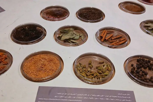 صناعة العطور تعتمد على خامات طبيعية (متحف الفن الإسلامي)