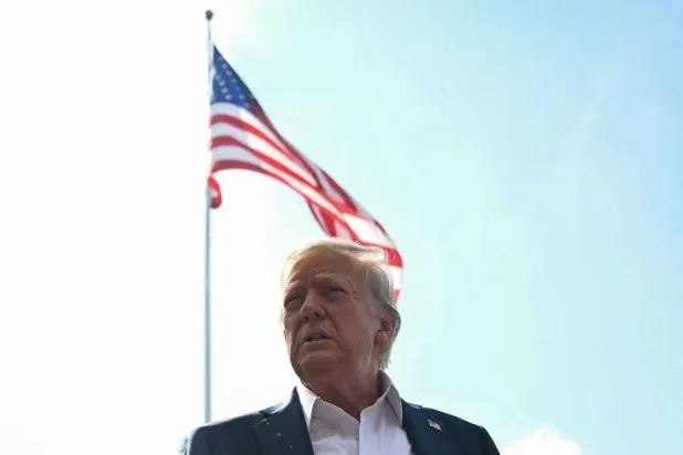 دونالد ترمب يتحدث للصحافة قبل توجهه لتفقد مناطق في تكساس تضررت جراء الفيضانات (أ.ف.ب)