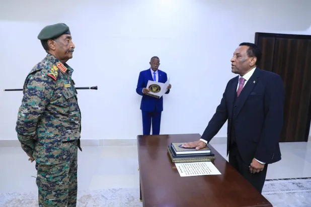 كامل إدريس خلال مراسم أداء اليمين رئيساً للوزراء أمام عبد الفتاح البرهان (وكالة الأنباء السودانية)