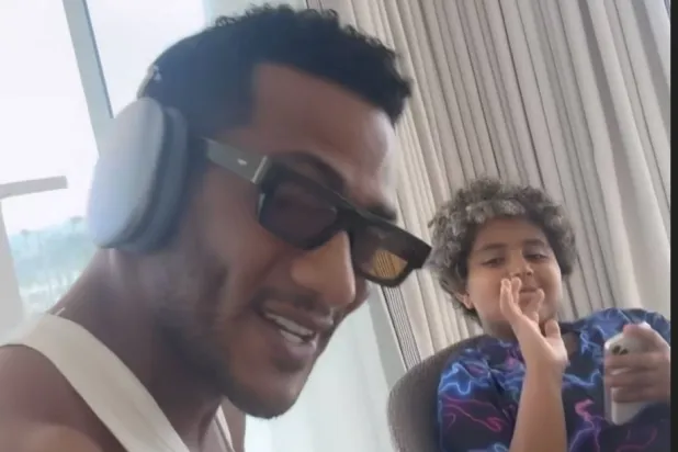محمد رمضان ونجله في صورة نشرها سابقاً (إنستغرام)