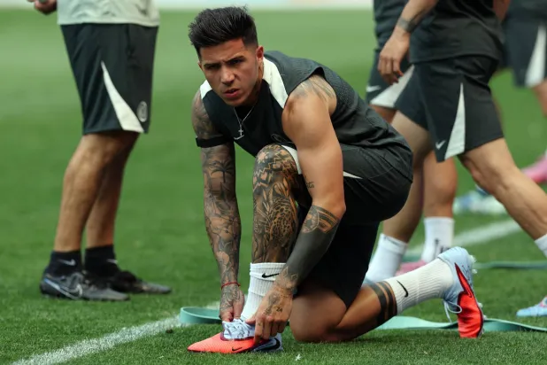  إنزو فرنانديز خلال تدريبات تشيلسي (رويترز)