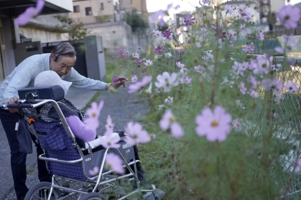 ينصح خبراء الشيخوخة بالتواصل مع صديق قديم لتفادي الشعور بالوحدة (أرشيفية - رويترز)