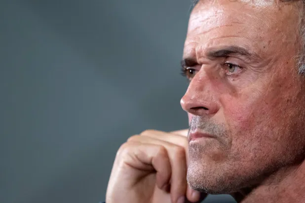 لويس إنريكي مدرب باريس سان جيرمان (د.ب.أ)