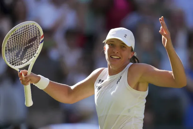 إيغا شفيونتيك تستعد لنهائي كلاسيكي ضد أنيسيموفا (أ.ب)