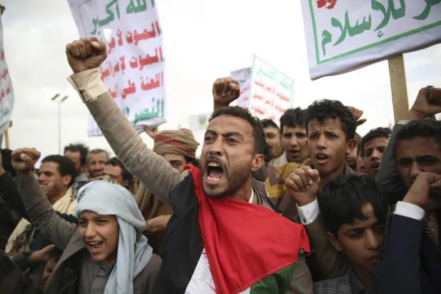 الحوثيون يشنون هجماتهم تحت لافتة منع الملاحة المرتبطة بإسرائيل ومناصرة الفلسطينيين في غزة (أ.ب)