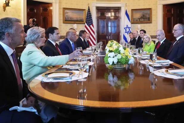 الرئيس الأميركي دونالد ترمب ورئيس الوزراء الإسرائيلي بنيامين نتنياهو خلال اجتماعهما في واشنطن يوم 7 يوليو 2025 (أ.ب)