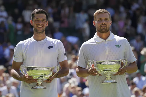 جوليان كاش ولويد غلاسبول يحتفلان بلقب زوجي الرجال في ويمبلدون (أ.ب)