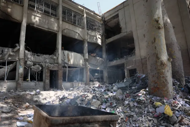 جانب من الأضرار التي لحقت بـ«سجن إيفين» بعد غارات جوية إسرائيلية سابقة على طهران في 1 يوليو 2025 (إ.ب.أ)