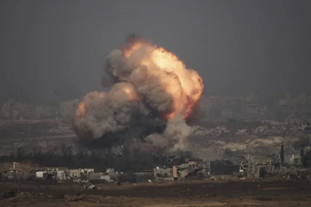 دخان ونيران يرتفعان للسماء عقب قصف إسرائيلي على شمال قطاع غزة (أ.ب)