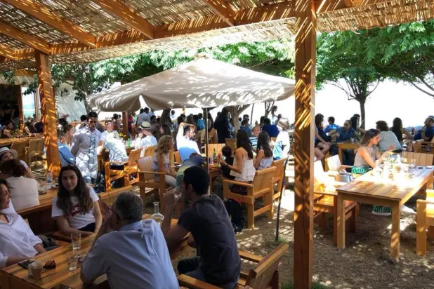 المطعم في جلسته الخارجية (الشرق الاوسط)