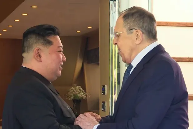 زعيم كوريا الشمالية كيم جونغ أون (يسار) يصافح وزير الخارجية الروسي سيرغي لافروف (د.ب.أ)