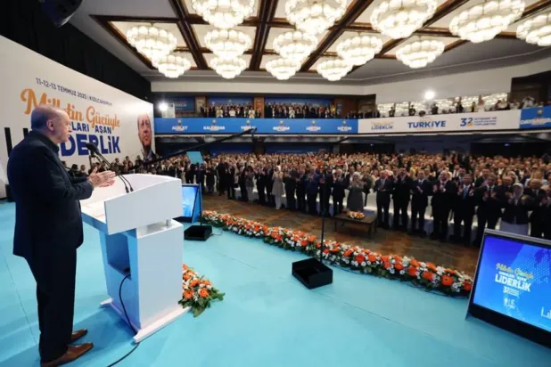 Cumhurbaşkanı Erdoğan, Ankara'da düzenlenen danışma toplantısının başında AK Partili yetkilileri ve üyeleri selamladı (Cumhurbaşkanlığı)