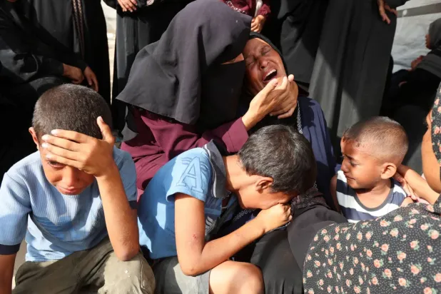 Dün Gazze Şeridi'nin güneyindeki Han Yunus’ta İsrail saldırılarında öldürülen Filistinlilerin cenaze töreninde ağlamalar ve ağıtlar (Reuters)