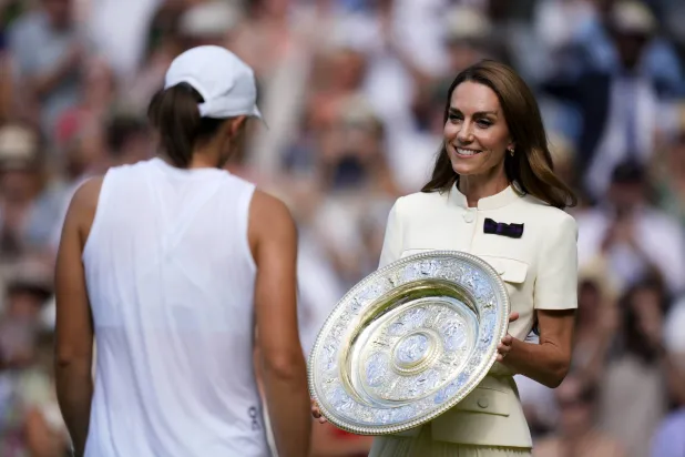كيت ميدلتون أميرة ويلز خلال تتويج لاعبة التنس البولندية شفيونتيك باللقب (د.ب.أ)