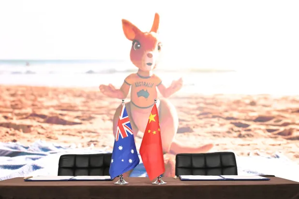 علما أستراليا والصين خلال زيارة رئيس الوزراء الأسترالي أنتوني ألبانيزي لموقع Trip.com في شنغهاي اليوم (إ.ب.أ)