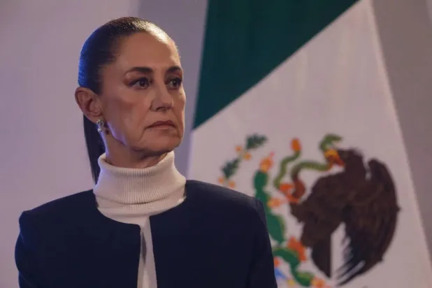 رئيسة المكسيك كلوديا شينباوم خلال مؤتمر صحافي (د.ب.أ)