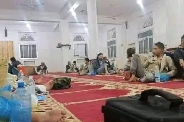 عناصر الجماعة الحوثية يحتلون المساجد ويحولونها إلى مقرات لتجمعاتهم (إكس)