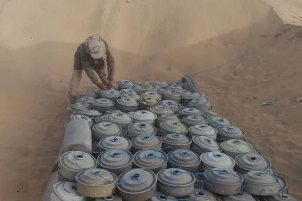 أحد عناصر الجيش اليمني يعد كمية من الألغام الحوثية المنزوعة للإتلاف (سبأ)